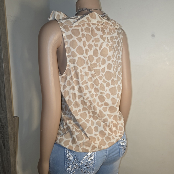 ☆LOFT Beige Giraffe Print Ruffle Button-Front Top☆ - Picture 3 of 4